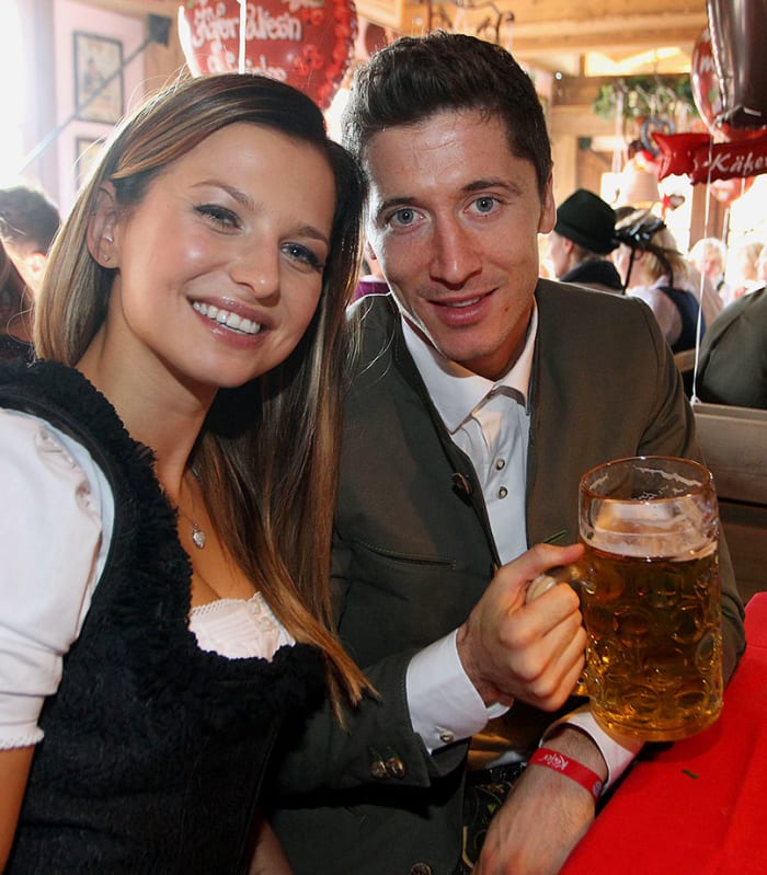Robert-Lewandowski-wife-Anna-Oktoberfest-490648944.jpg